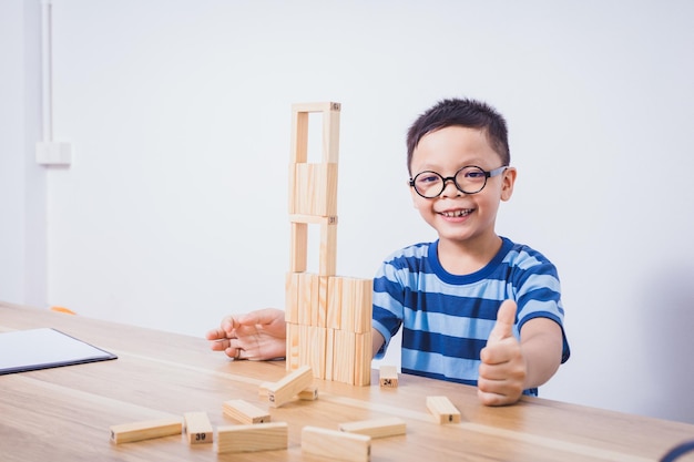 Garçon Asiatique Jouant Avec Un Puzzle En Bois