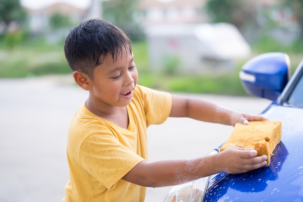 Garçon Asiatique, Lavage De Voiture