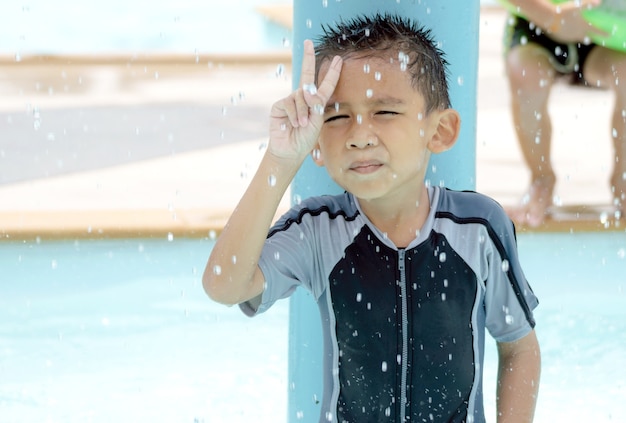 Garçon asiatique en maillot de bain, nager dans la piscine.