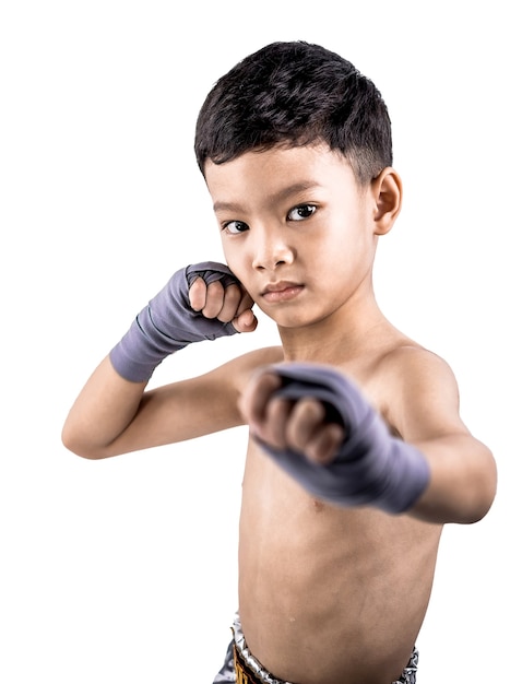 Garçon asiatique Muay Thai boxe en studio sur fond blanc.