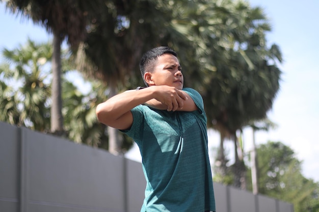 Garçon asiatique s'échauffant avant de faire du jogging