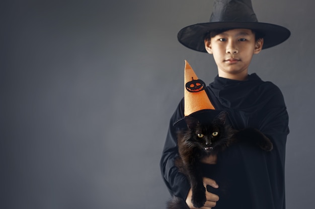 Garçon asiatique avec son animal de compagnie en costume d'Halloween