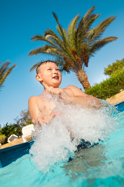 garçon au repos se baigne dans la piscine