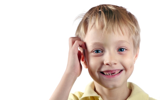 un garçon aux yeux bleus sourit et le mot "il tient son oreille".