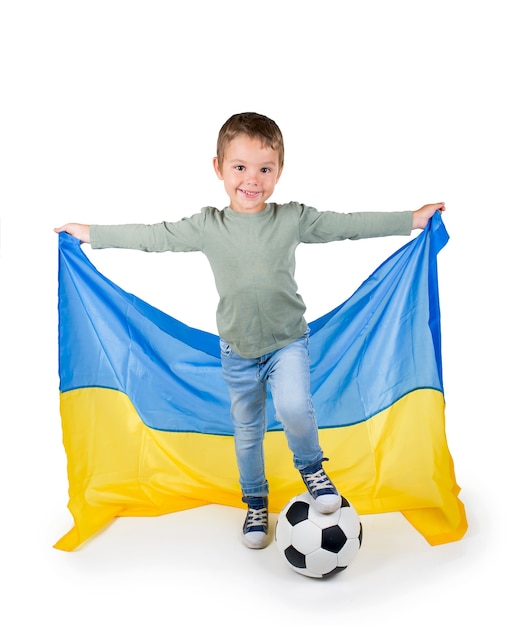 Garçon avec un ballon de football et le drapeau de l'Ukraine sur fond blanc