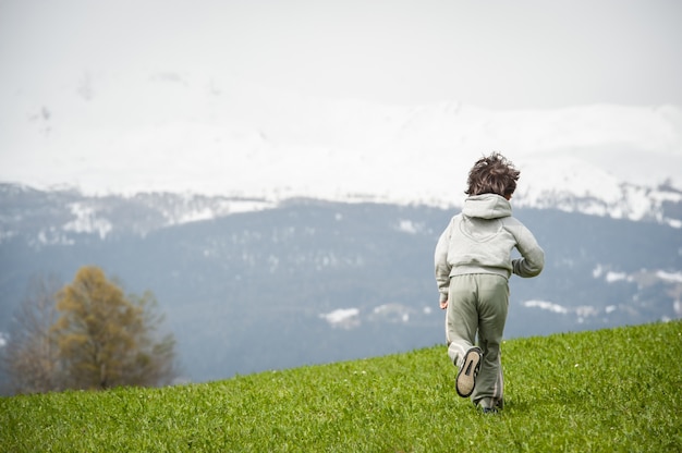 Garçon sur la belle prairie de montagne