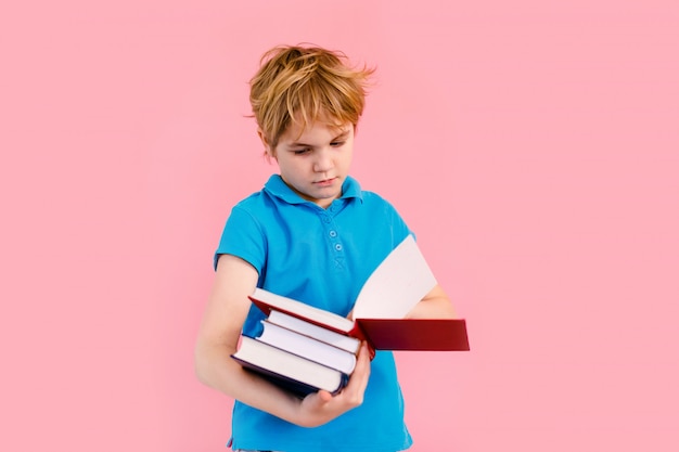 Garçon blond en t-shirt lisant un livre