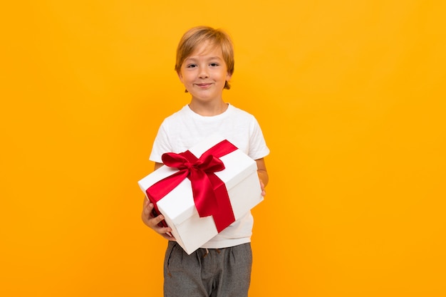 Garçon avec une boîte-cadeau avec un arc