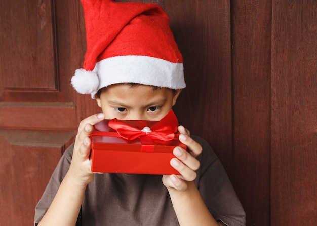 Photo garçon avec boîte-cadeau le jour de noël