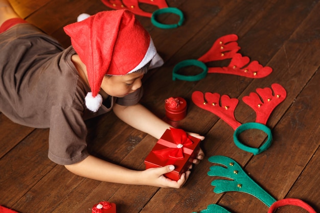 Garçon avec boîte-cadeau le jour de Noël