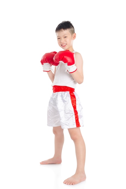 Garçon boxer asiatique debout sur fond blanc