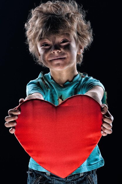 Garçon brûlé d'amour avec coeur sur fond blanc