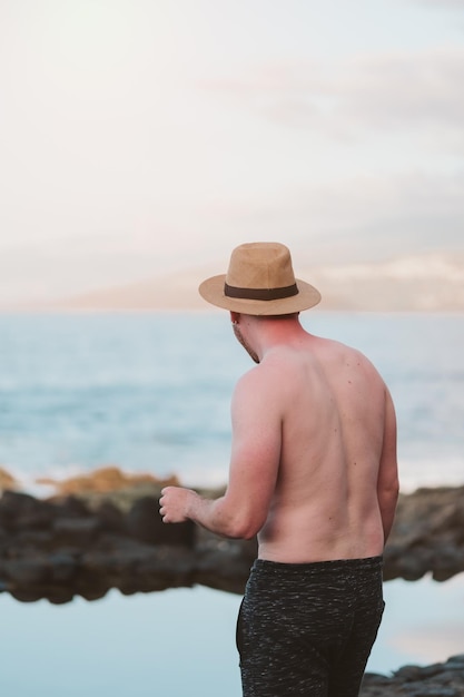 Garçon brûlé par le soleil sur la plage