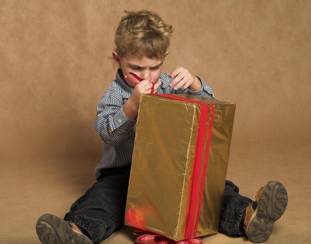 Garçon avec cadeau de Noël