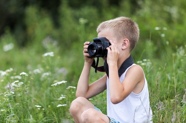 Garçon avec caméra prenant des photos