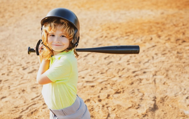 Garçon en casque de baseball et batte de baseball prêt à battre