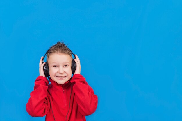 Garçon avec un casque sur une surface bleue