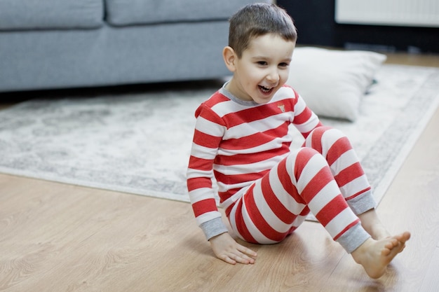 Garçon caucasien d'âge préscolaire en pyjama de Noël