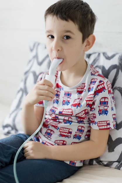 Garçon caucasien faisant l'inhalation avec un nébuliseur