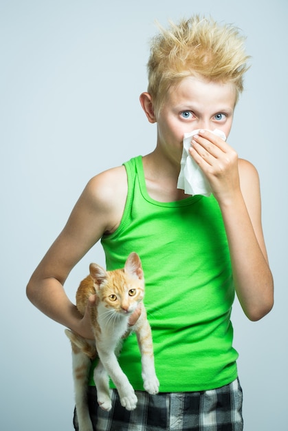 Un garçon avec un chat rouge, allergie