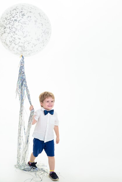 Garçon en chemise blanche détient gros ballon gros ballon célébration concept fête humeur copie espace pour