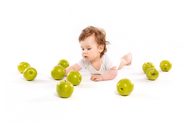 Le garçon cherche des pommes