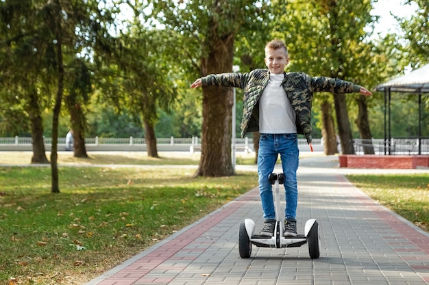 Un garçon chevauchant un hoverboard dans le parc