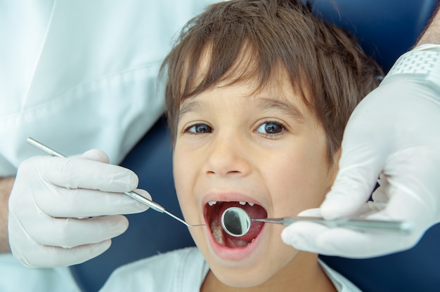 garçon chez dentiste fxing ses dents