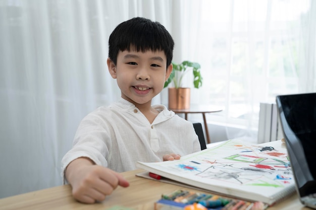 Garçon chinois à l’école d’art