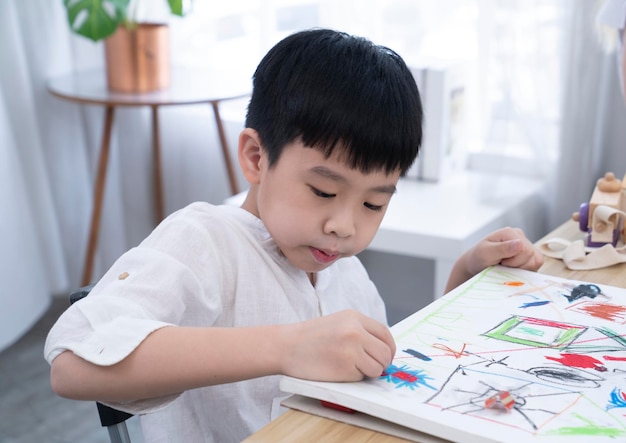 Garçon chinois à l'école