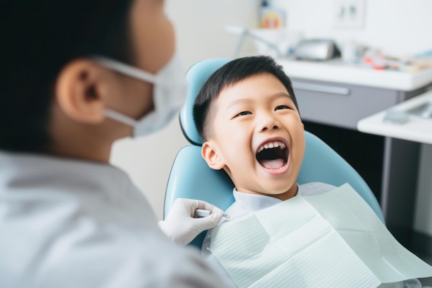 Un garçon chinois rend visite au dentiste pour un examen annuel.