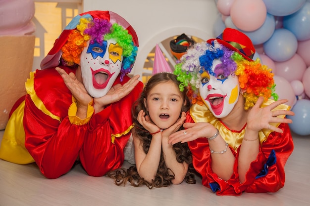 Garçon clown et fille clown à l'anniversaire des filles Amusement et auto-indulgence