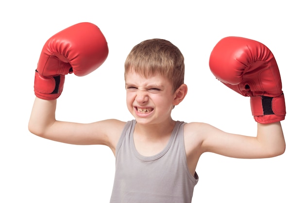 Garçon en colère dans des gants de boxe rouges. Isolé