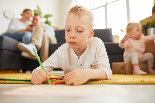 Garçon concentré sur le dessin