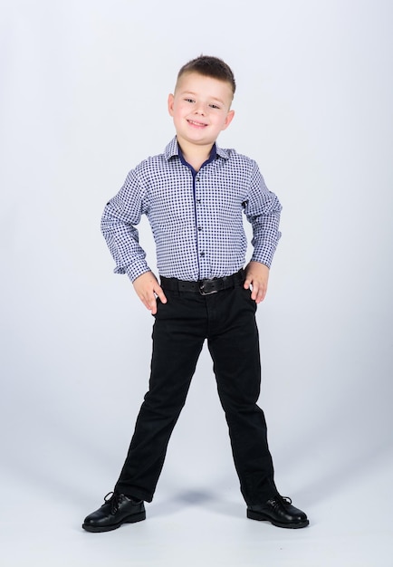 Garçon confiant Petit garçon portant des vêtements formels Tenue d'événement sérieux garçon mignon Style impeccable Enfance heureuse Mode enfantine Petit homme d'affaires École de commerce Éducation et développement