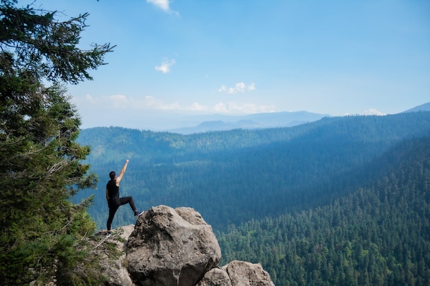 Garçon conquérant les montagnes