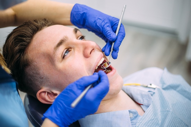 Garçon à la consultation de dentiste. Vérification et traitement dentaire dans une clinique.