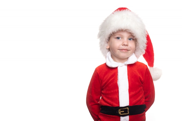 Un garçon en costume de Père Noël sur fond blanc se penche sur le cadre.