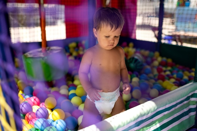 Garçon En Couche Avec Ballon Jouant Dans La Salle De Jeux Le Week-end