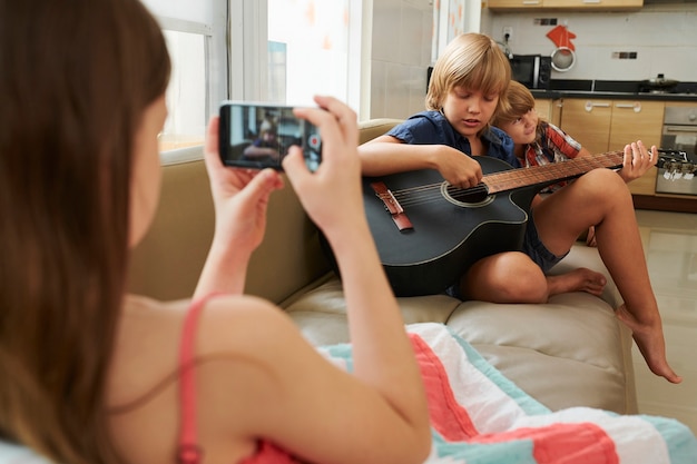 Photo garçon créatif jouant de la guitare