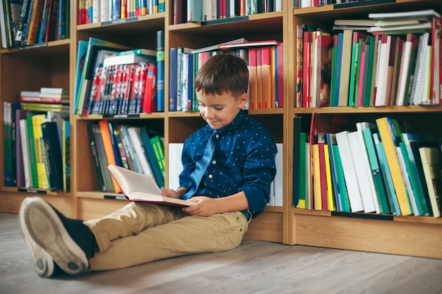 Garçon dans la bibliothèque