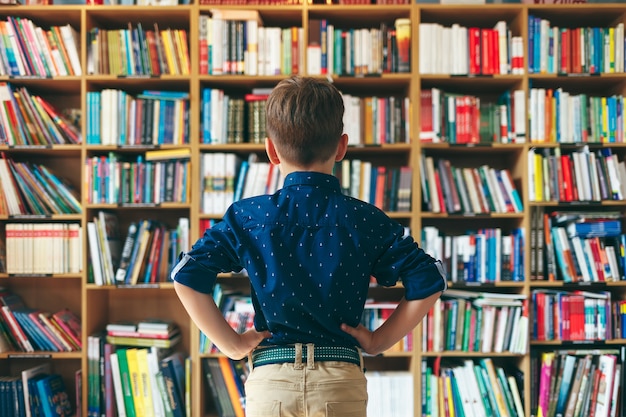 Garçon dans la bibliothèque