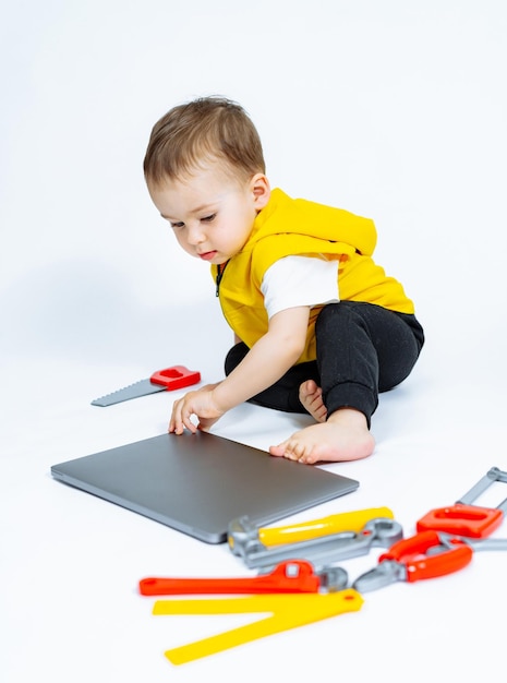 Garçon dans un casque de sécurité jouant Petit enfant jouant avec des outils jouets