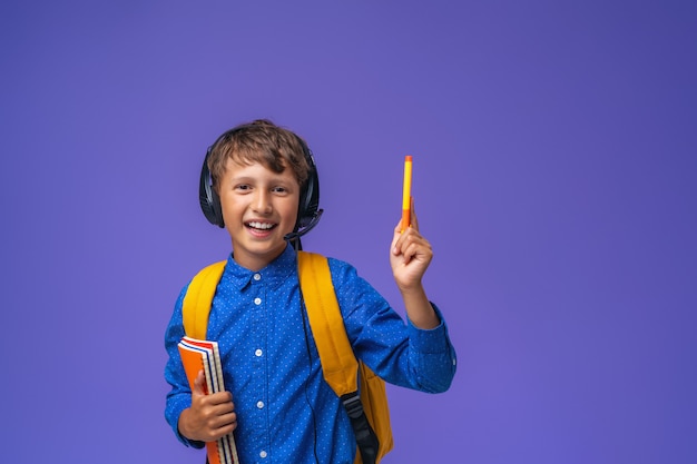 Garçon dans une chemise avec un casque et un sac à dos