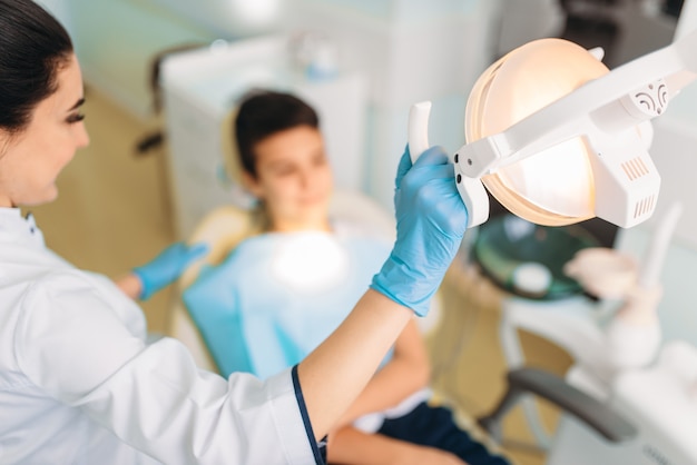 Garçon dans une clinique dentaire, dentisterie pédiatrique