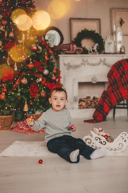 garçon dans les décorations de noël