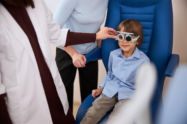 Garçon dans un fauteuil bleu avec un cadre d'essai