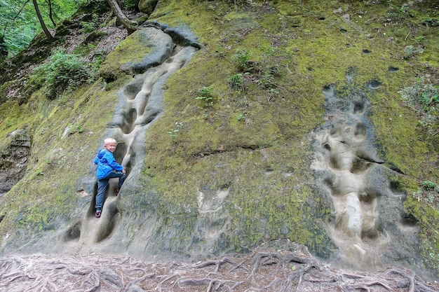 Un garçon dans la gorge de Dante dans le parc de villégiature Hot Key Russia 2021