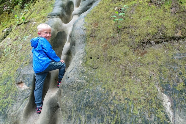 Un garçon dans la gorge de Dante dans le parc de villégiature Hot Key Russia 2021