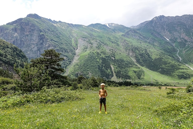 Un garçon dans la gorge de la rivière Cherek à proximité du tractus Ushtulu Caucase 2021